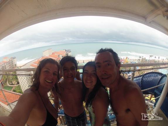 Com os sobrinhos  Antônio e Bebel, no alto de um dos escorregadores do Beach Park, em Fortaleza, capital do Ceará